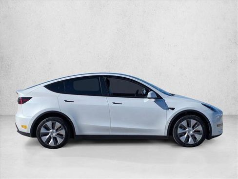 Used 2022 Tesla Model Y Long Range image 4