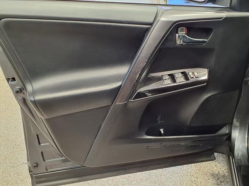 Used 2018 Toyota RAV4 SE image 12