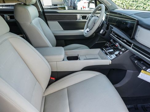 Used 2025 Hyundai Santa Fe Limited FWD image 17