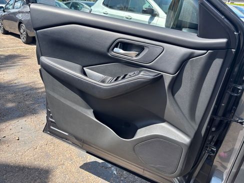Used 2025 Nissan Rogue SV FWD image 18
