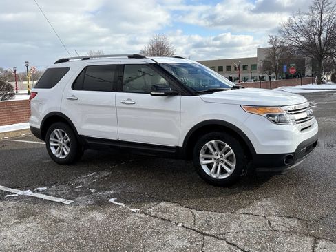 Used 2014 Ford Explorer XLT w/ Equipment Group 202A image 5