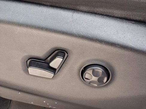 Certified 2024 Chrysler Voyager LX image 4