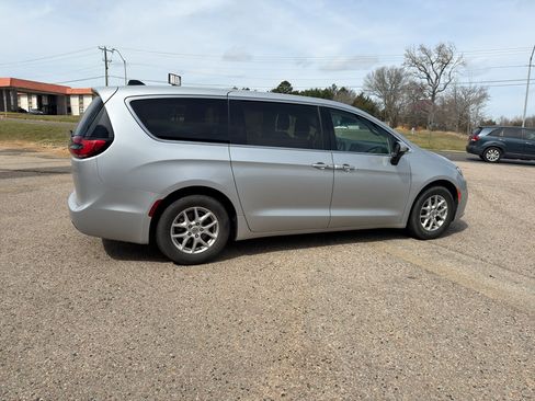 Used 2023 Chrysler Pacifica Touring-L image 9