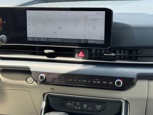 Used 2025 Kia Carnival EX FWD image 14
