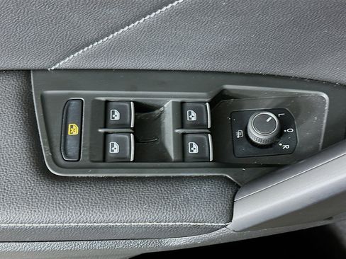 Used 2023 Volkswagen Tiguan SE image 15