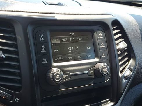 Used 2018 Jeep Cherokee Latitude w/ Altitude Package FWD image 23