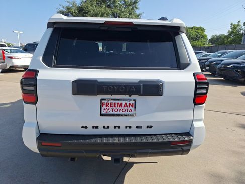 Used 2025 Toyota 4Runner SR5 AWD/4WD image 5