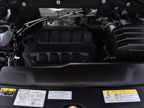 Used 2025 Volkswagen Atlas Cross Sport SE FWD image 26