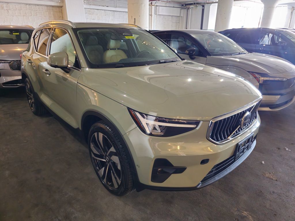 Certified 2024 Volvo XC40 B5 Plus w/ Protection Package Premier AWD/4WD image 4