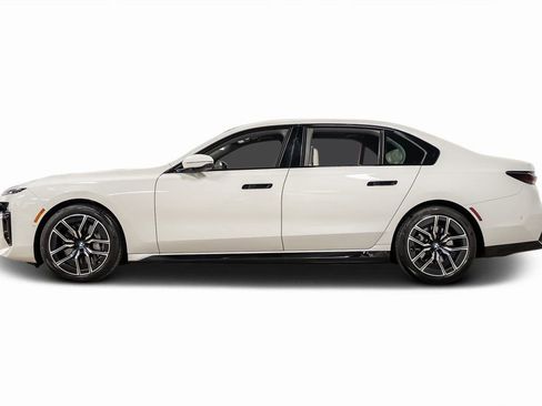 Used 2023 BMW 740i w/ Luxury Rear Seating Package image 15