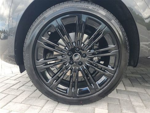 New 2025 Land Rover Range Rover Long Wheelbase SE image 13