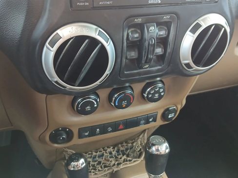Used 2013 Jeep Wrangler Unlimited Sahara w/ Connectivity Group AWD/4WD image 31