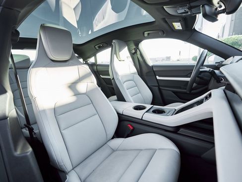 Used 2023 Porsche Taycan 4S w/ Premium Package image 40