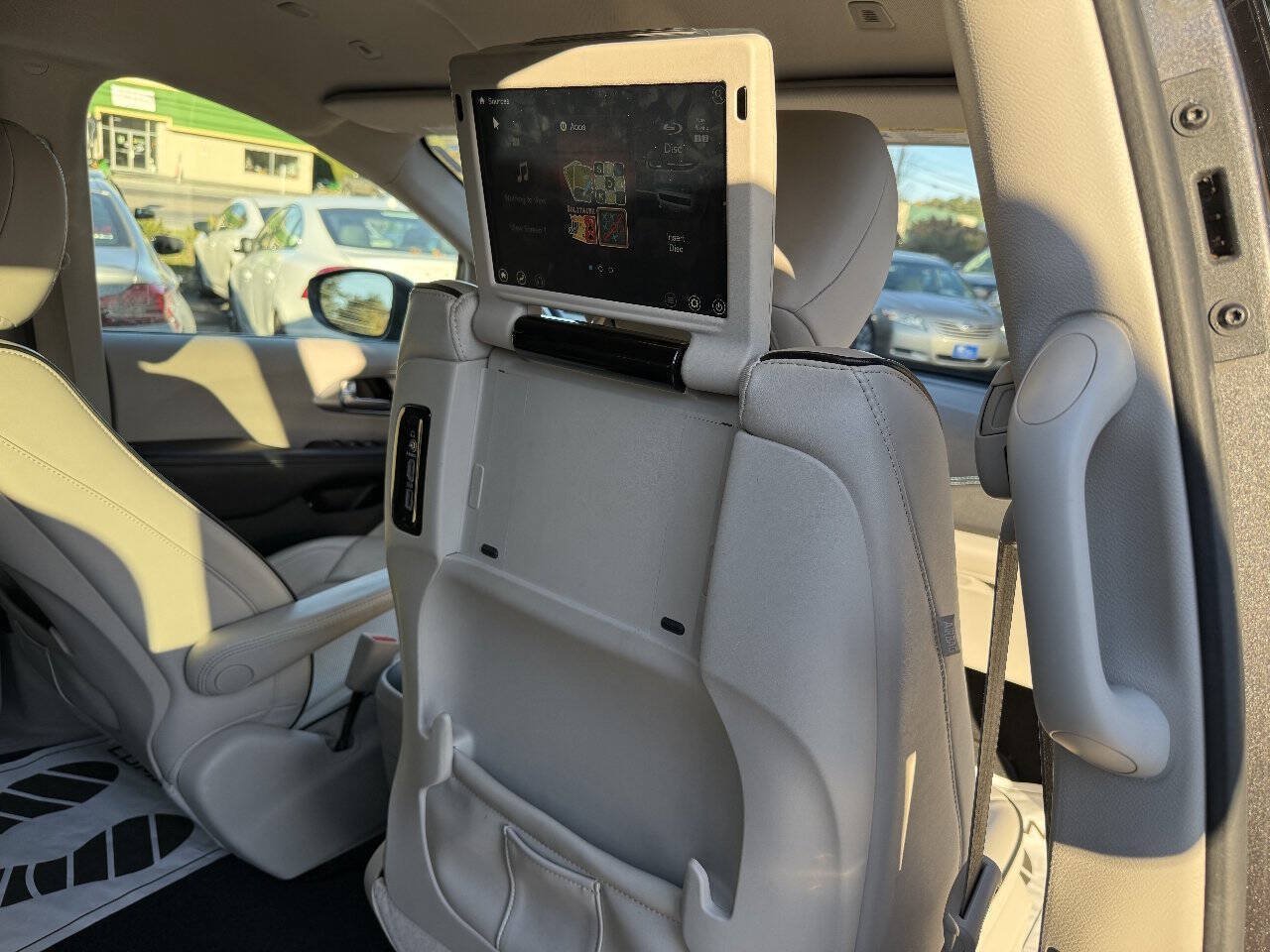 Used 2018 Chrysler Pacifica Limited w/ Advanced Safetytec Group FWD image 11