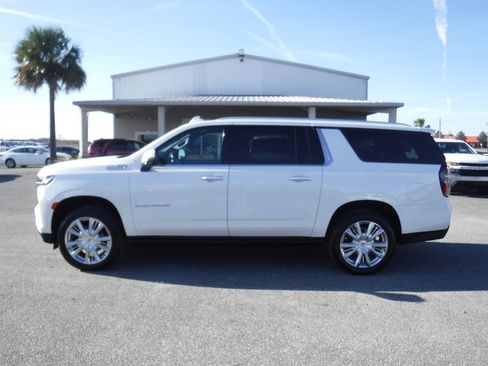 Used 2023 Chevrolet Suburban High Country image 1