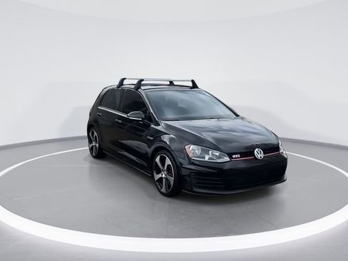 Used 2017 Volkswagen Golf S image 2