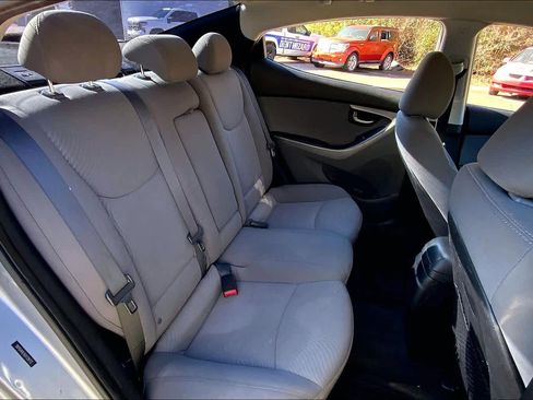 Used 2016 Hyundai Elantra SE image 19