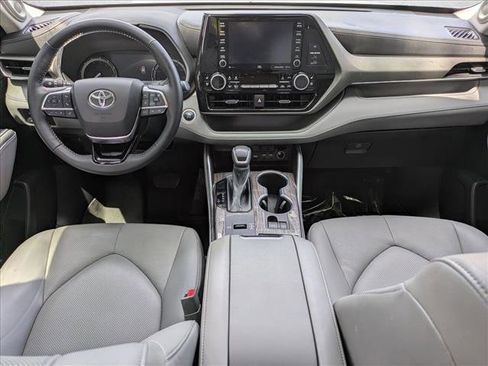 Used 2021 Toyota Highlander Limited FWD image 17