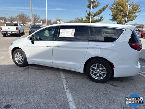 Used 2025 Chrysler Pacifica Select image 21