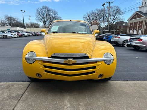 Used 2004 Chevrolet SSR w/ Preferred Equipment Group RWD image 2