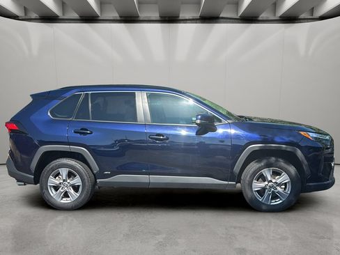 Used 2022 Toyota RAV4 XLE AWD/4WD image 6