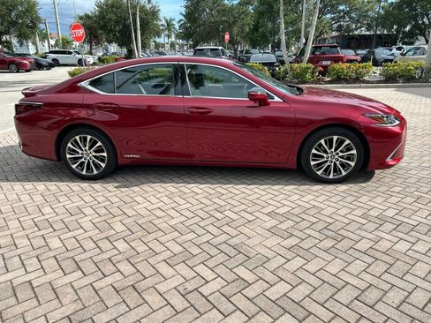 Used 2019 Lexus ES 300h w/ Premium Package FWD image 2