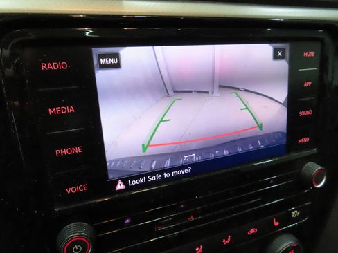 Used 2022 Volkswagen Passat 2.0T SE image 17