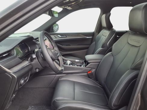 New 2025 Jeep Grand Cherokee Overland w/ Adv Protech Group III AWD/4WD image 7