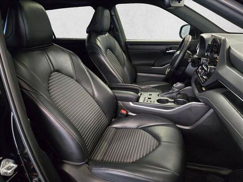 Used 2023 Toyota Highlander XSE FWD image 21