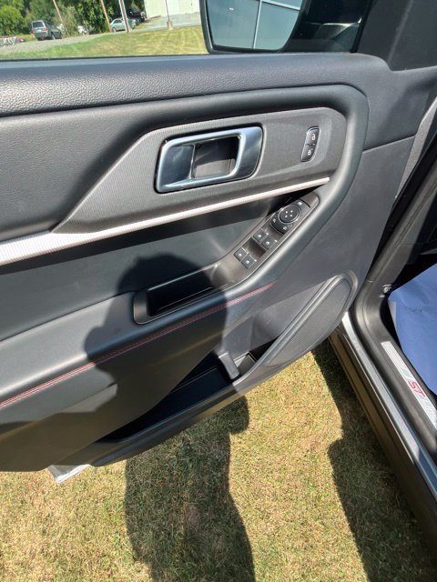 Used 2025 Ford Explorer ST-Line w/ ST-Line Street Pack AWD/4WD image 11