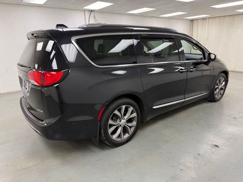 Used 2020 Chrysler Pacifica Limited w/ Tire & Wheel Group FWD image 6