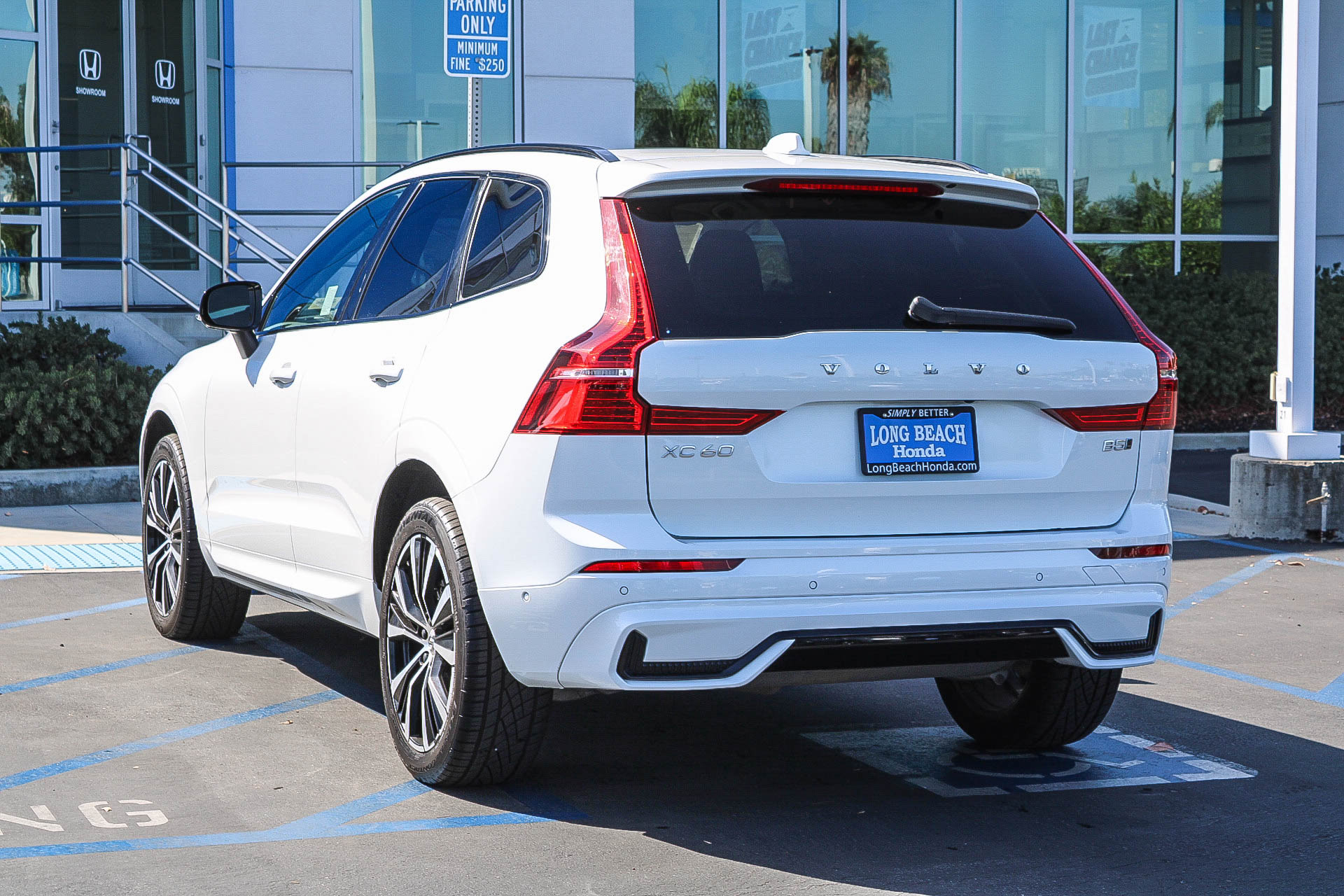 Used 2023 Volvo XC60 B5 Plus w/ Protection Package AWD/4WD image 9