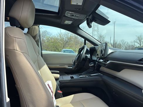 Used 2024 Toyota Sienna XLE image 18