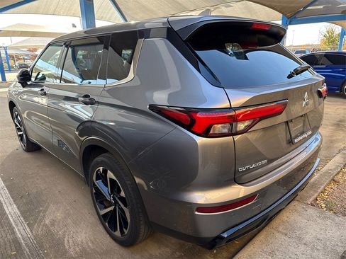 Used 2023 Mitsubishi Outlander SE Black Edition image 8