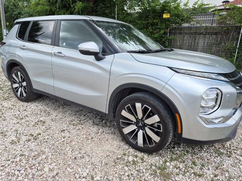 Used 2025 Mitsubishi Outlander SE AWD/4WD image 4