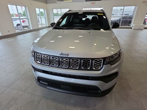 Used 2024 Jeep Compass Latitude AWD/4WD image 3