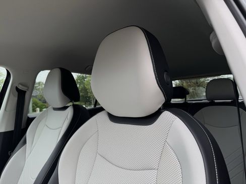 New 2025 Volkswagen Tiguan SE image 16