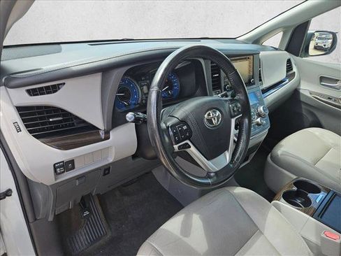 Used 2018 Toyota Sienna XLE FWD image 14