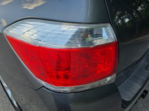 Used 2011 Toyota Highlander SE w/ Tow Pkg FWD image 35