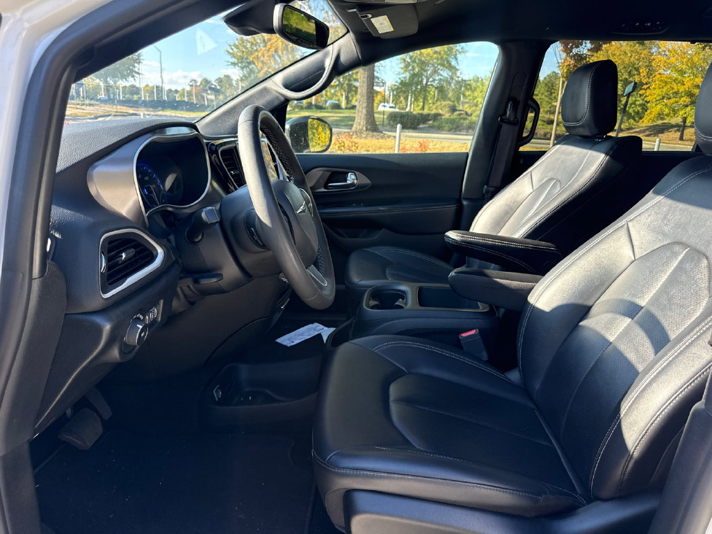 Used 2025 Chrysler Pacifica Select FWD image 12