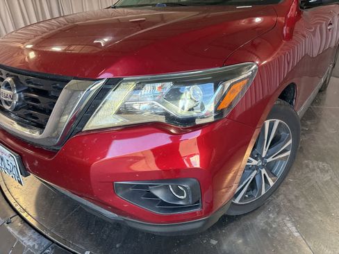 Used 2018 Nissan Pathfinder Platinum image 9