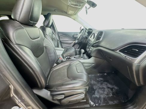 Used 2019 Jeep Cherokee Latitude Plus AWD/4WD image 32