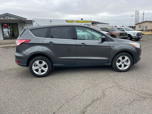 Used 2015 Ford Escape SE image 2