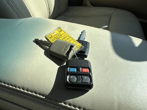 Used 2004 Lincoln Town Car Ultimate image 31