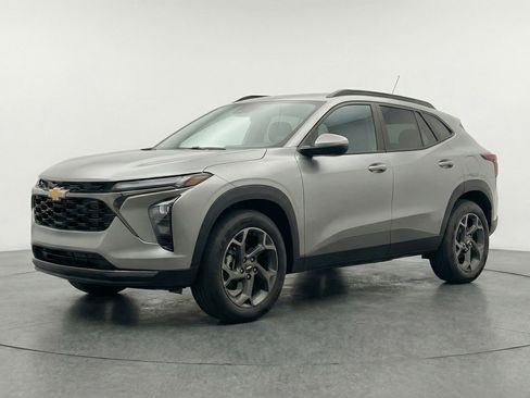 Used 2025 Chevrolet Trax LT w/ LT Convenience Package image 3