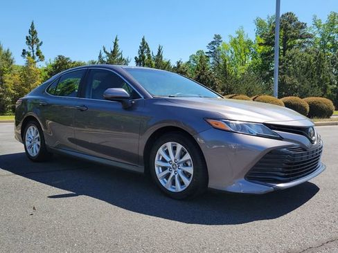 Used 2018 Toyota Camry LE FWD image 3