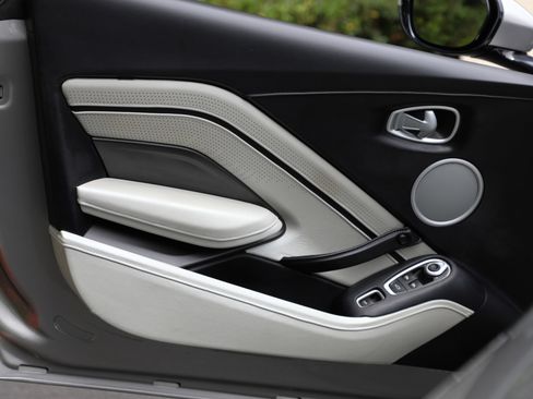 Used 2023 Aston Martin V8 Vantage Roadster RWD image 41