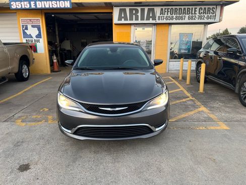 Used 2015 Chrysler 200 Limited FWD image 2