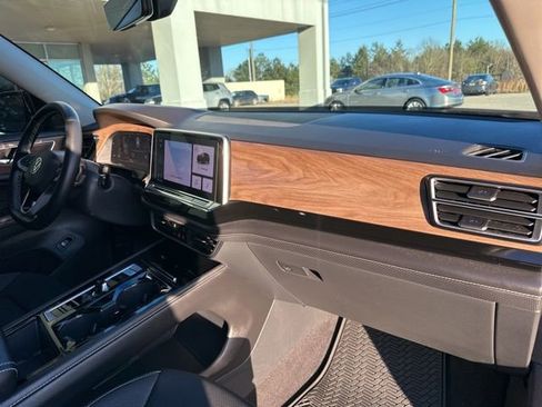 Used 2024 Volkswagen Atlas SE image 48