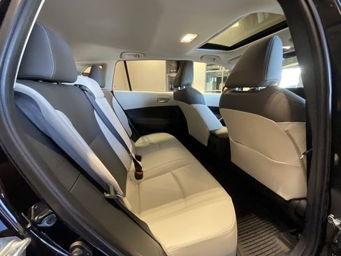 Used 2024 Toyota Corolla Cross XLE image 20